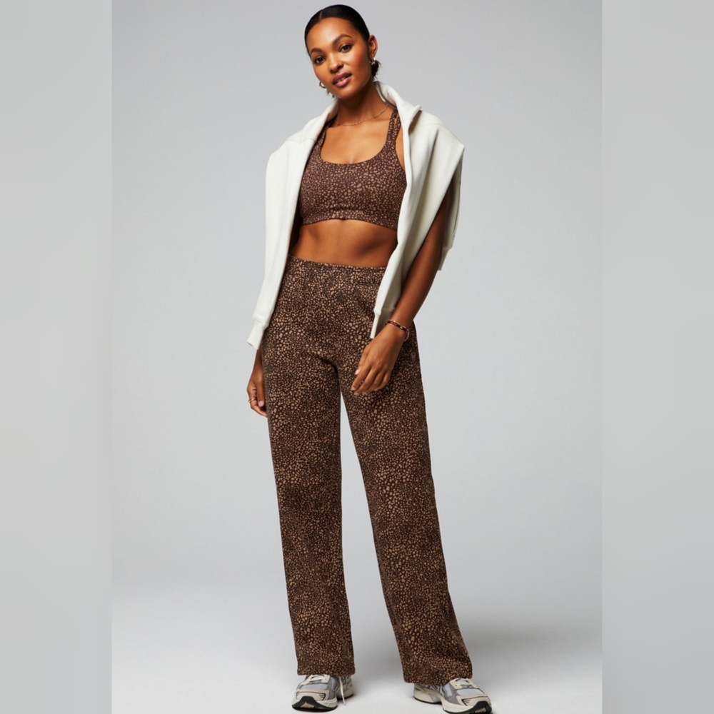 Fabletics Cozy Fleece Wide Leg Sweatpant - Medium - NWT - Picture 3 of 7